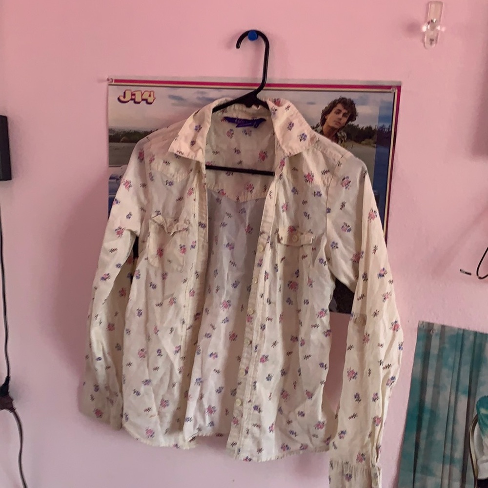 Miley Cyrus flower button up top